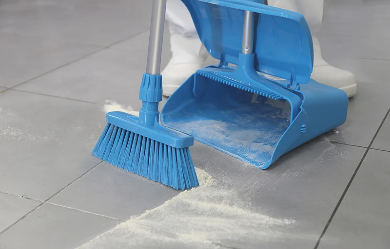 Petit balai avec manche aluminium bleu
