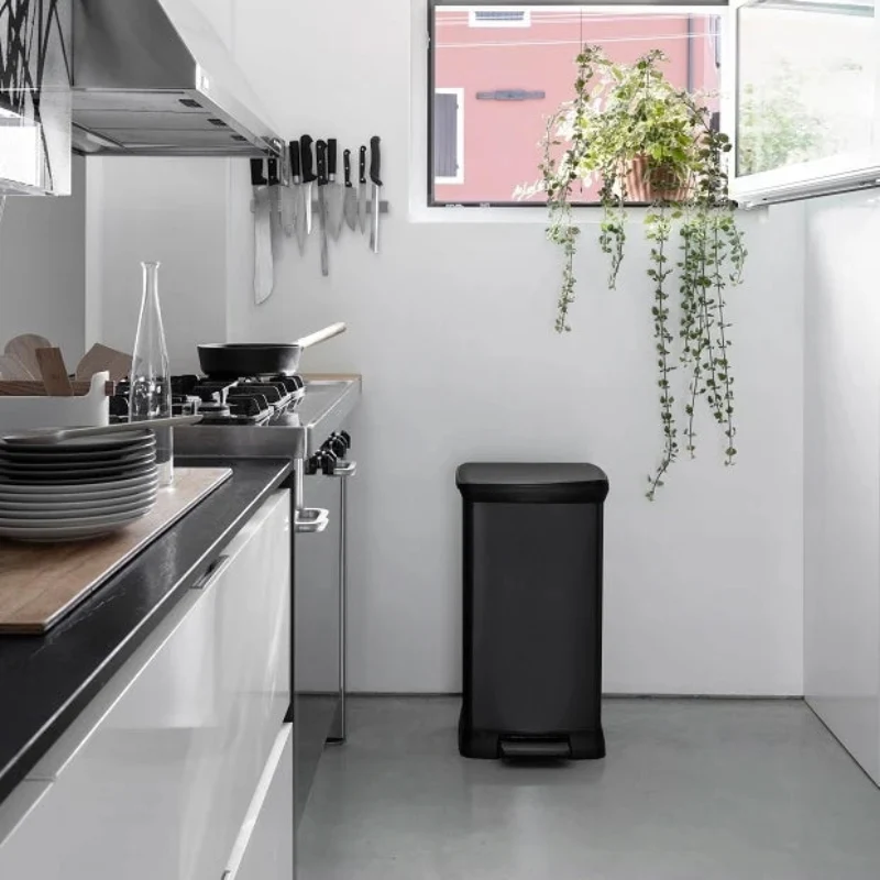 Poubelle à pédale noire 50L
