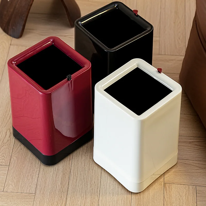 Poubelle en plastique design minimaliste