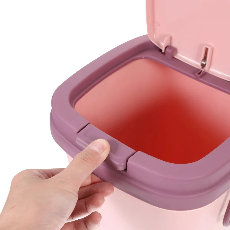 Poubelle à couvercle en plastique