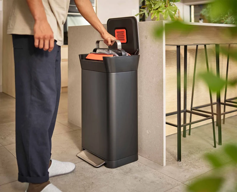 Kit de démarrage compacteur de déchets Titan 30L noir