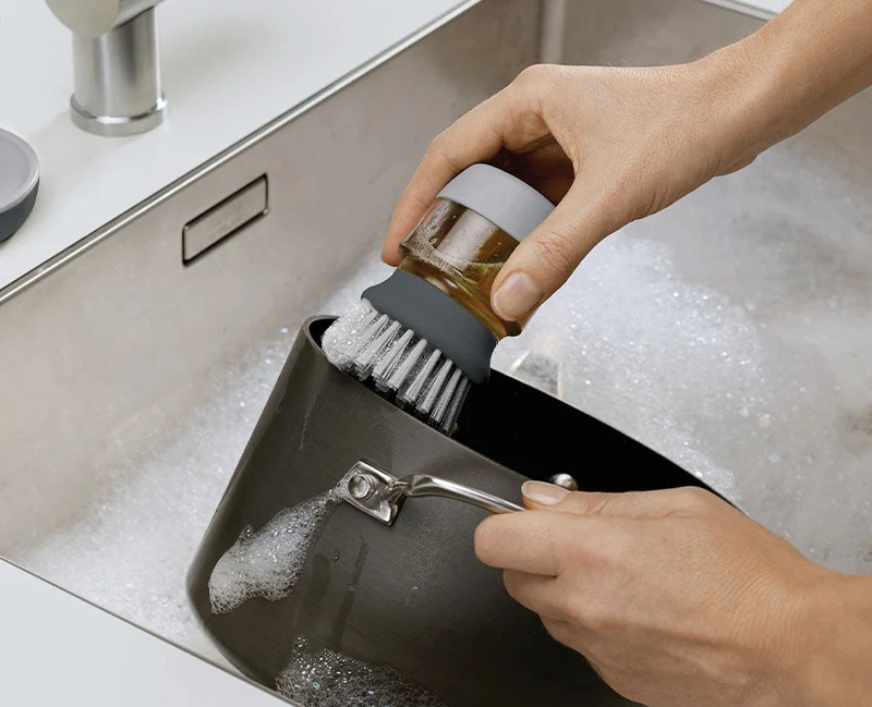 Brosse avec Réservoir Liquide Vaisselle Palm Scrub™