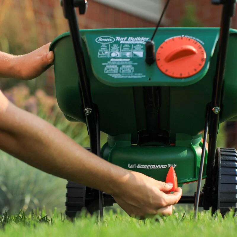 Épandeur à la volée Scotts® Turf Builder® Edgeguard®