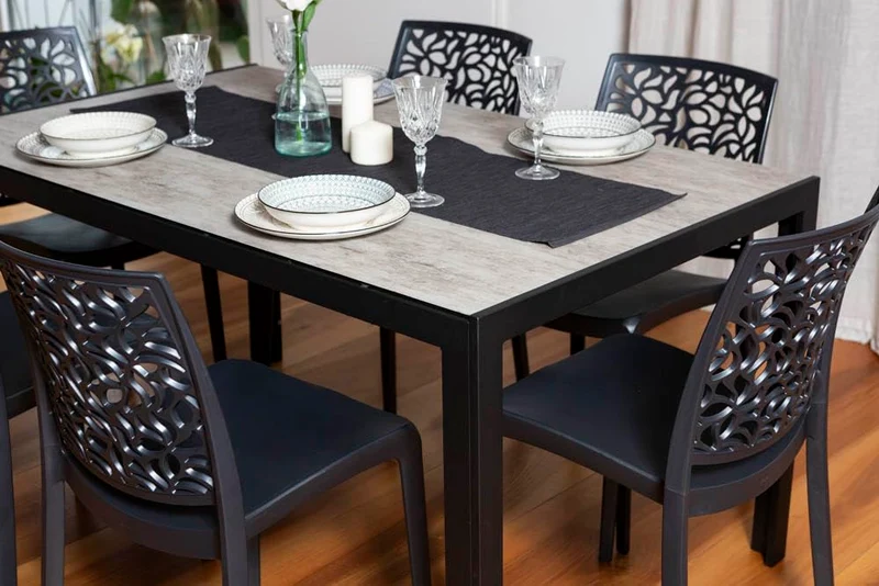 SIEDITI FUORI E DENTRO Chaises en résine avec Fibre de Verre empilables pour intérieur/Cuisine/Salle à Manger et extérieur/Jardin Anna (4 Chaises, Noir)