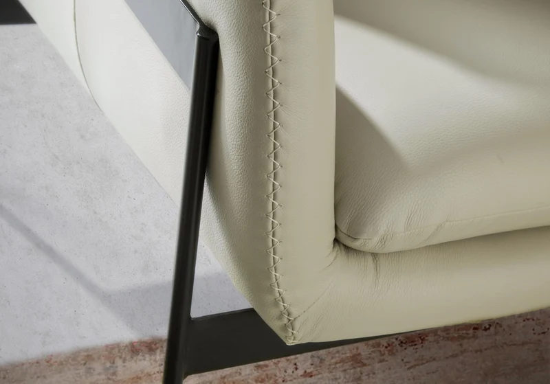 Angel Cerdá - Fauteuil en Peau de Vache Gris Perle - Design Moderne avec Structure en Acier Noir et Détails Dorés - Idéal pour les Salons, les Espaces Repas et les Espaces de Détente - 67 x 75 x 87 cm