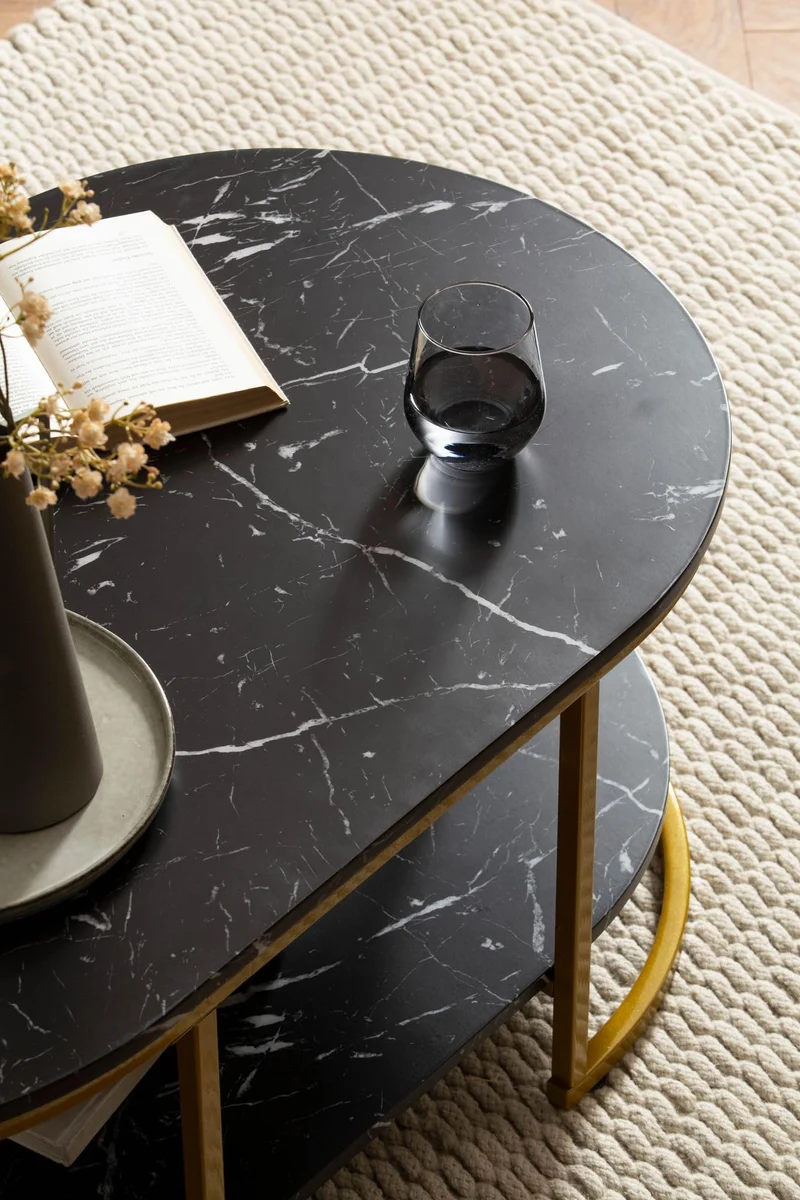WOHNLING Table basse 100 x 60 x 45 cm - Noir avec aspect marbre - Table de salon design rectangulaire avec étagère - Table basse moderne avec structure en métal doré