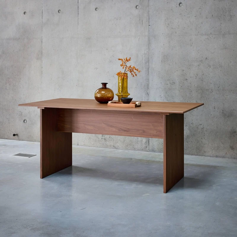 sweeek - Table à Manger rectangulaire Effet Bois sculpté 4-6 Places. 170cm. Couleur Noyer
