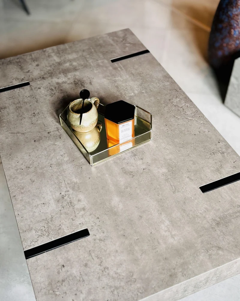 Beliani Table Basse Rectangulaire avec Plateau Effet Béton et Pieds Noirs pour Salon au Style Moderne et Industriel