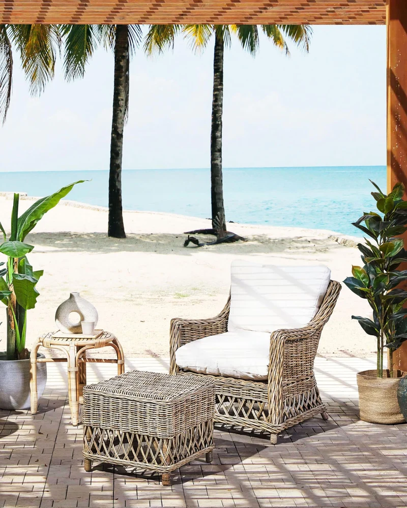 Beliani Fauteuil en Rotin Naturel pour Intérieur et Extérieur avec Repose-Pieds et Coussins Blanc-Cassé Ribolla