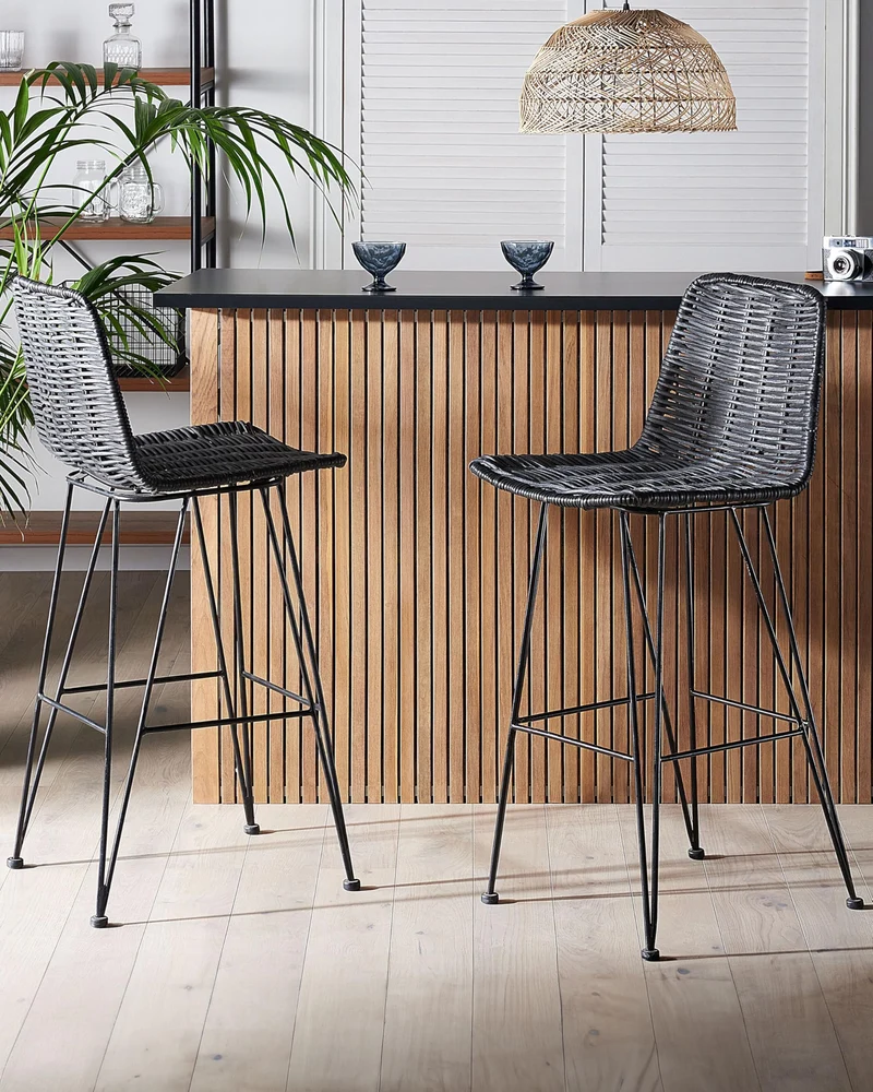 Beliani Lot de 2 Chaises de Bar au Style Moderne en Rotin Noir et Pieds en Métal pour Tout Type de Salon Traditionnel et Exotique