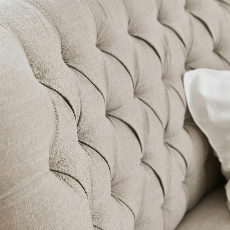 Loberon Canapé Kingsley Piquage Chesterfield Classique Pieds Tournés, Housse Résistante, Assise Bois de Manguier, Polyester, Laiton, Lin