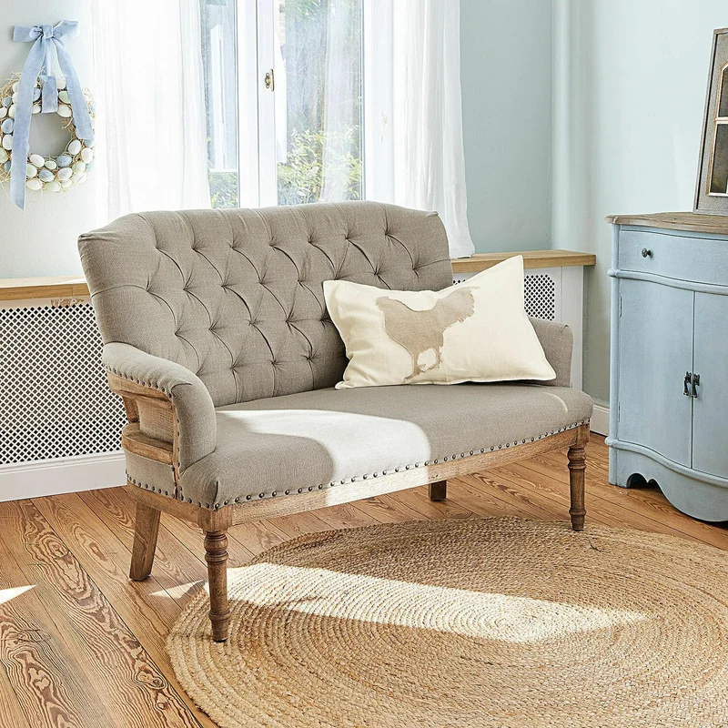 Loberon Canapé Kingsley Piquage Chesterfield Classique Pieds Tournés, Housse Résistante, Assise Bois de Manguier, Polyester, Laiton, Lin