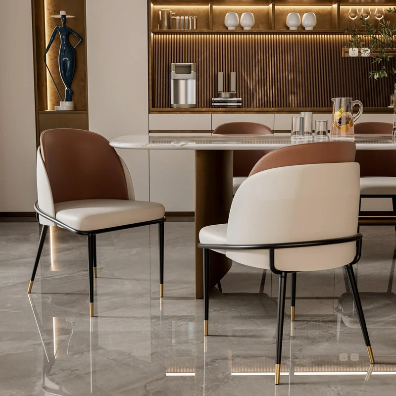 FATIVO Lot de 2 Chaises Salle à Manger: Chaise Beige et Marron de Cuisine en Cuir Confortable Chaise Design Salon avec Pieds en Métal Rembourrée pour Restaurant - 50x52x80.5cm