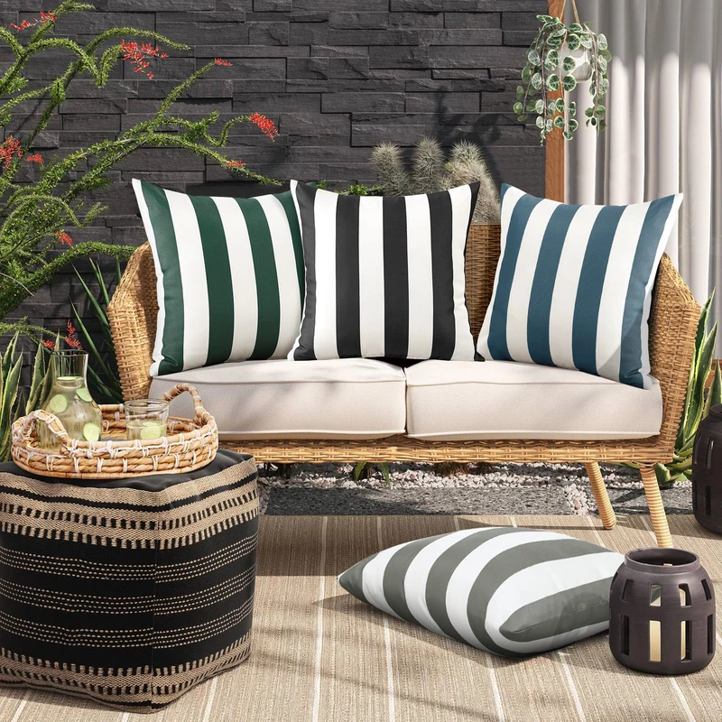Ohok Lot de 2 housses de coussin décoratives imperméables à rayures pour canapé, salon, balcon, jardin, voiture - Vert - 45 x 45 cm