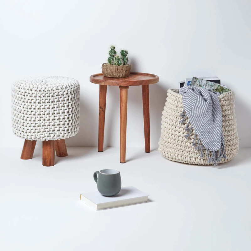 HOMESCAPES Pouf tressé en tricot et pieds en bois, coloris Blanc cassé, 32x32x42 cm