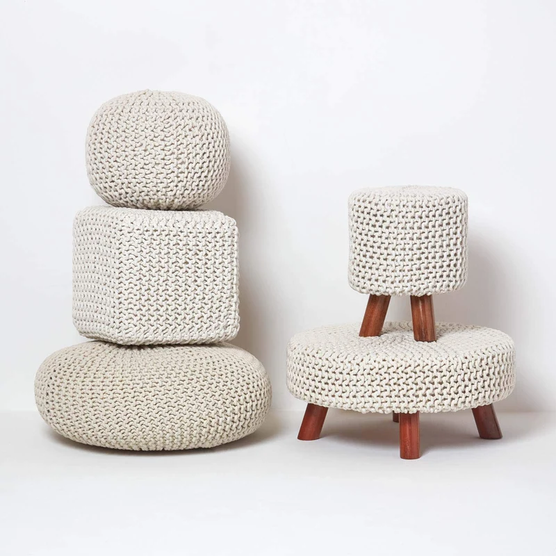 HOMESCAPES Pouf tressé en tricot et pieds en bois, coloris Blanc cassé, 32x32x42 cm