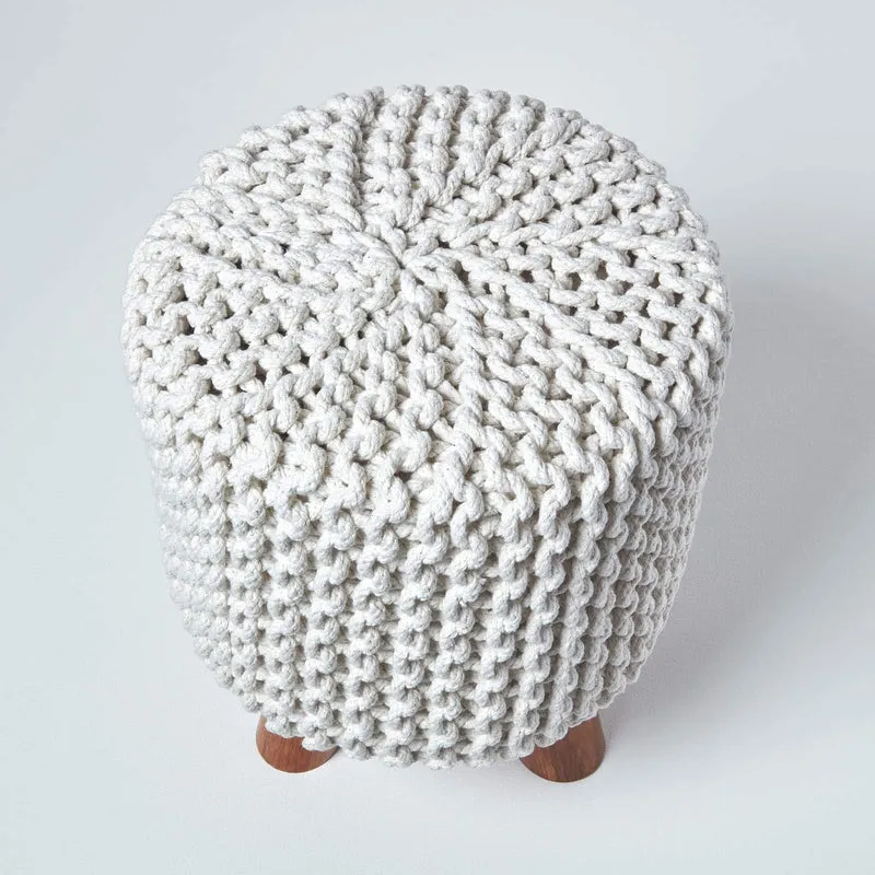 HOMESCAPES Pouf tressé en tricot et pieds en bois, coloris Blanc cassé, 32x32x42 cm