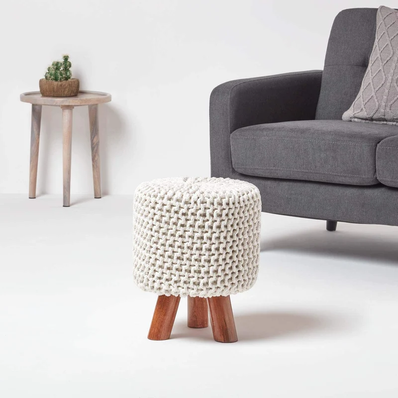 HOMESCAPES Pouf tressé en tricot et pieds en bois, coloris Blanc cassé, 32x32x42 cm