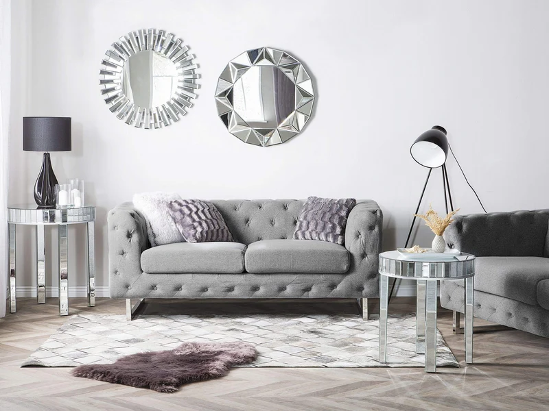 Canapé Fixe 2 Places Style Chesterfield Capitonnés en Tissu Gris Clair avec Pieds en Acier Inox Top Tendance pour Salon Chic et Glamour Beliani