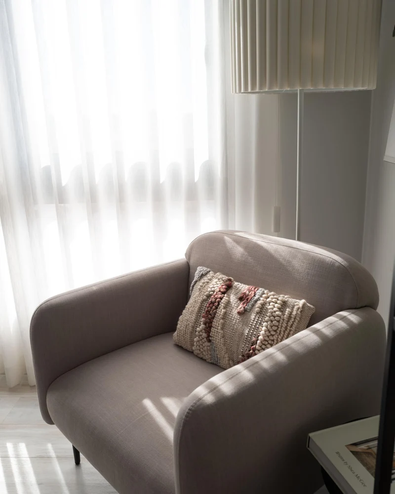 Fauteuil en Tissu Lin et Polyester Taupe Pieds en Métal Noir Hauts Accoudoirs Stouby