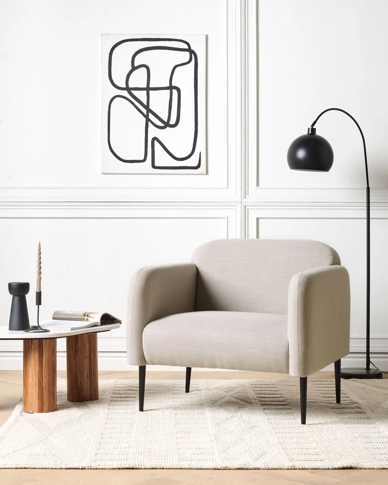 Fauteuil en Tissu Lin et Polyester Taupe Pieds en Métal Noir Hauts Accoudoirs Stouby