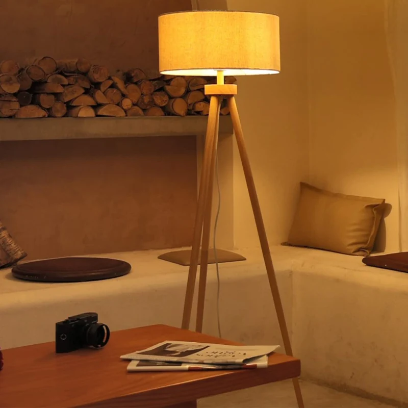 Aigostar Lampadaire Sur Pied Salon Vintange,Lampadaire Trépied en Bois,Ampoule Non Incluse,Compatible Ampoule LED E27,Avec Interrupteur à Pied et Abat-Jour en Lin,Idéal Salon,Chambre,Bureau
