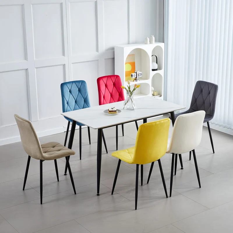 Casa Vital Lot de 4 chaises de salle à manger Tamara 43 x 54 x 91 cm, rembourrées avec tissu doux, coutures décoratives sur le dossier et l'assise, pieds en métal, capacité de charge 120 kg, rouge