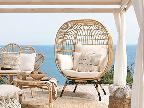 Fauteuil en Rotin Tressé pour Intérieur ou Extérieur avec Coussins Beiges Inclus Id(al pour Jardin ou Terrasse de Style Bohéme Beliani