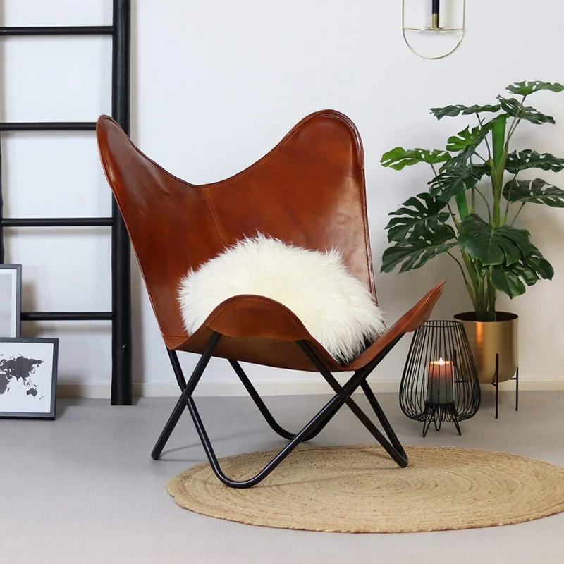 Chaise papillon en cuir marron clair avec base en métal noir