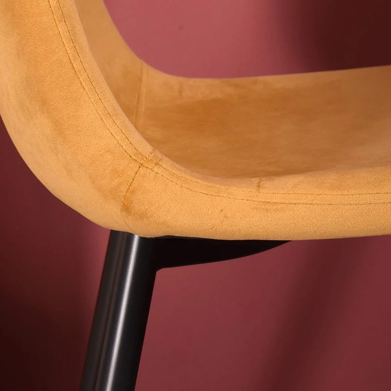 Ensemble de 4 chaises de salle à manger de cuisine, faciles à assembler, chaises latérales à coussin en velours avec de solides pattes en métal noir pour le salon de la cuisine familiale, jaune