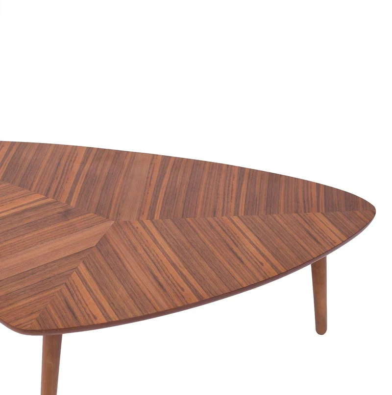 Marque Amazon - Rivet - Table basse triangulaire, en noyer et aux pieds en bois massif, 105 x 60 cm