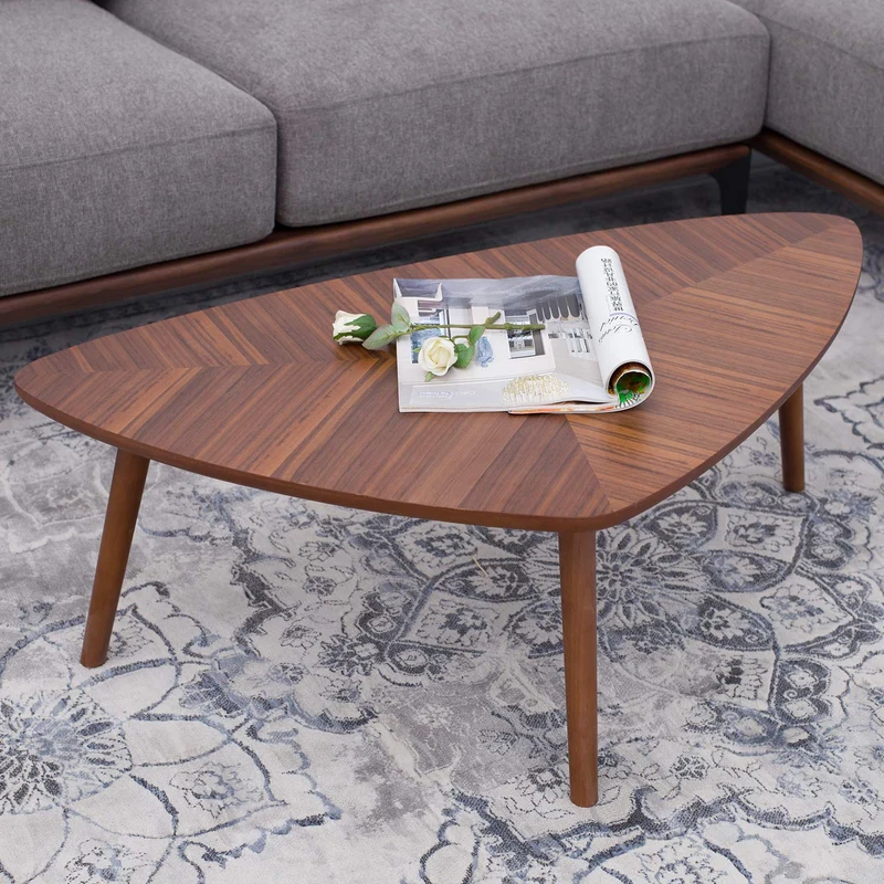 Marque Amazon - Rivet - Table basse triangulaire, en noyer et aux pieds en bois massif, 105 x 60 cm