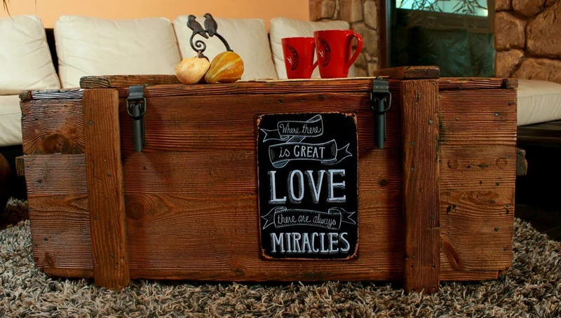 Own Design Voyage Vieux Coffre Table Basse Cottage cuiseur Vapeur Coffre en pin avec Vintage Tin Sign Largeur : 110 cm Hauteur : 45 cm Profondeur : 60 cm