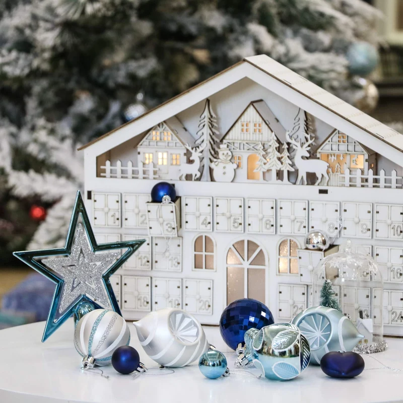 Valery Madelyn 70pcs Boules de Noël Ornements 3-6cm, décoration de Boules de Noël incassables en Plastique Bleu et Argent, Cadeaux de pendentifs de Sapin de Noël (souhaits d'hiver)