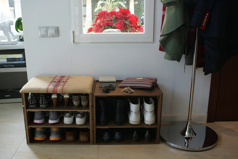 Liza Line Meuble Chaussures (Marron Noyer), Banc de Rangement pour Chaussures avec ÉTAGÈRES. Assise Confortable en Tissu. Bois Massif Scandinave - 51 x 45 x 36 cm (Lignes Rouges)