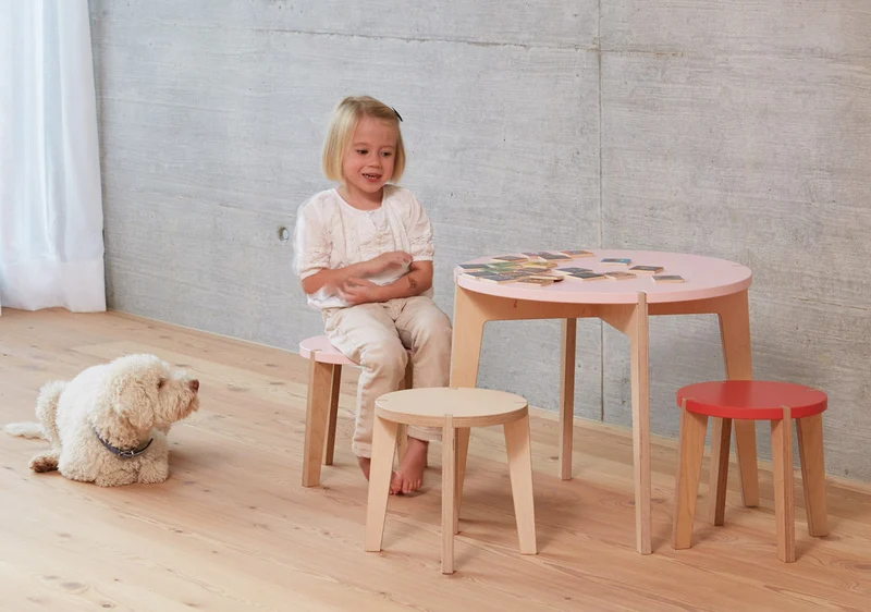 Kombiset, 1 Spieltisch rund, 2 Hocker (Farbe wählbar)