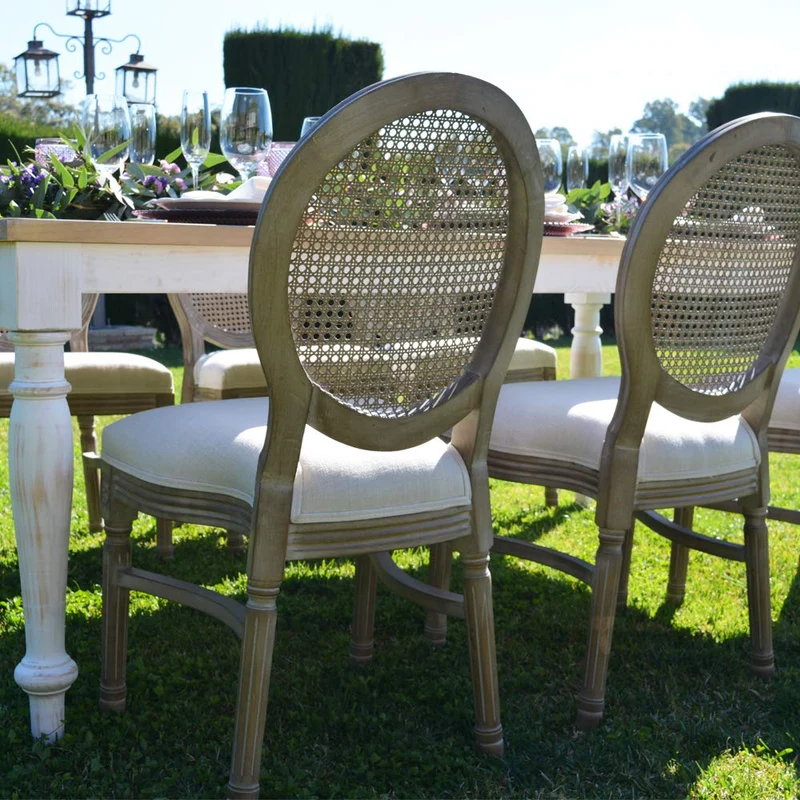 EME Mobilier de Chaise médaillon Style Luis XVI en Bois de Bouleau Massif Vieilli Contient Deux unités de chaises. Dossier en rotin Naturel. Assise rembourrée en Lin Beige. Empilable.