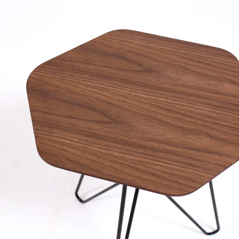 Marque Amazon - Rivet - Table d'appoint hexagonale en noyer et métal noir, 50 x 40 x 46 cm