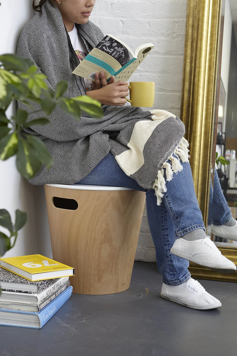 UMBRA Woodrow Storage Stool. Tabouret de rangement Woodrow. Tabouret rond en bois naturel et couvercle laqué blanc, idéal pour les petits espaces, 40.6x42cm, en bois naturel et laqué blanc.