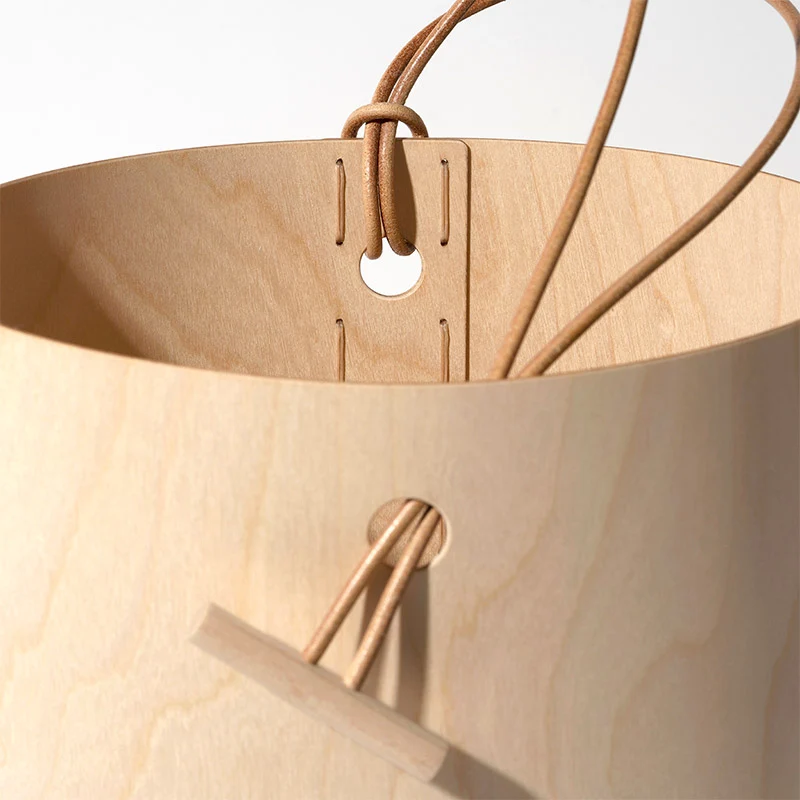 Panier en bois avec sa lanière de cuir