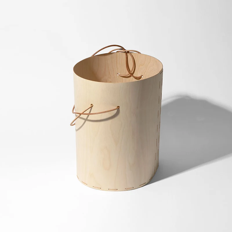 Panier en bois avec sa double lanière de cuir