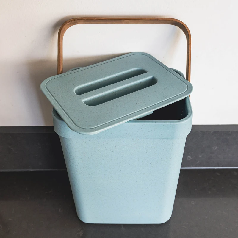 Poubelle de Table en Plastique recyclé 5L BODEN Bleu avec Poignée en Bambou