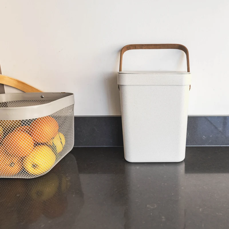 Poubelle de Table en Plastique recyclé 5L BODEN Blanc avec Poignée en Bambou