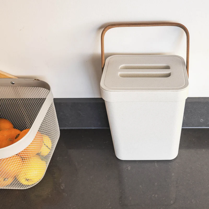 Poubelle de Table en Plastique recyclé 5L BODEN Blanc avec Poignée en Bambou
