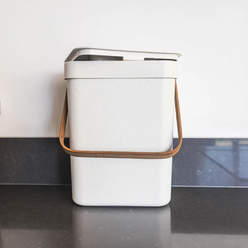 Poubelle de Table en Plastique recyclé 5L BODEN Blanc avec Poignée en Bambou