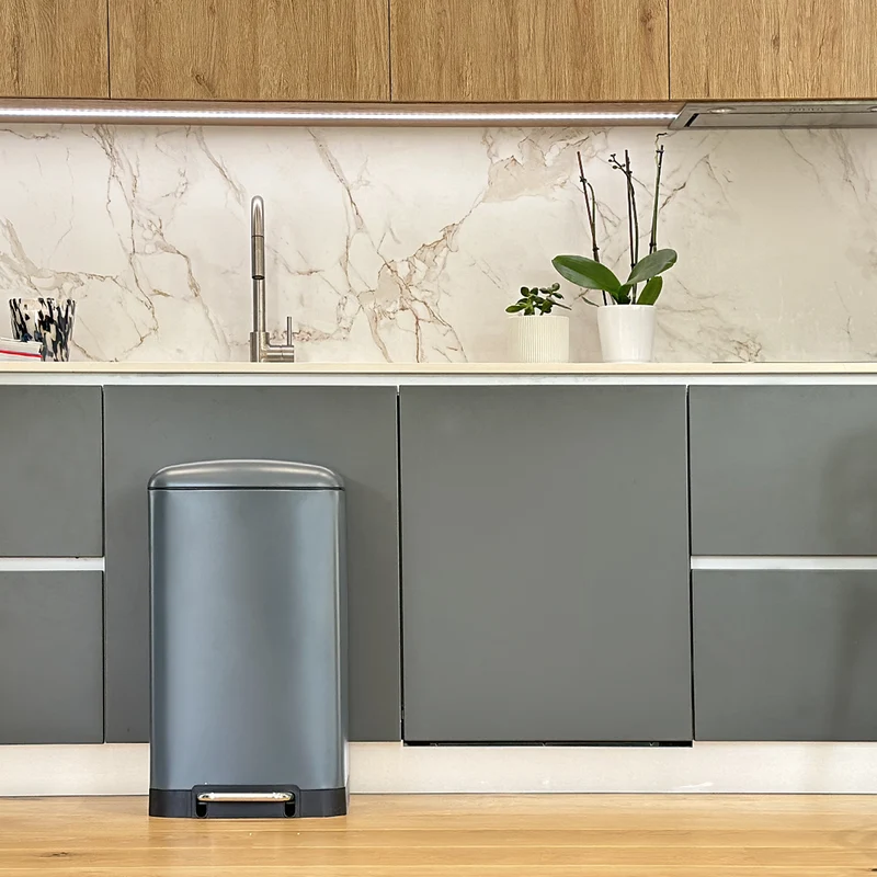 Poubelle de cuisine à pédale 40L Design GREENWICH Gris mat en acier Inox avec seau couvercle bombé