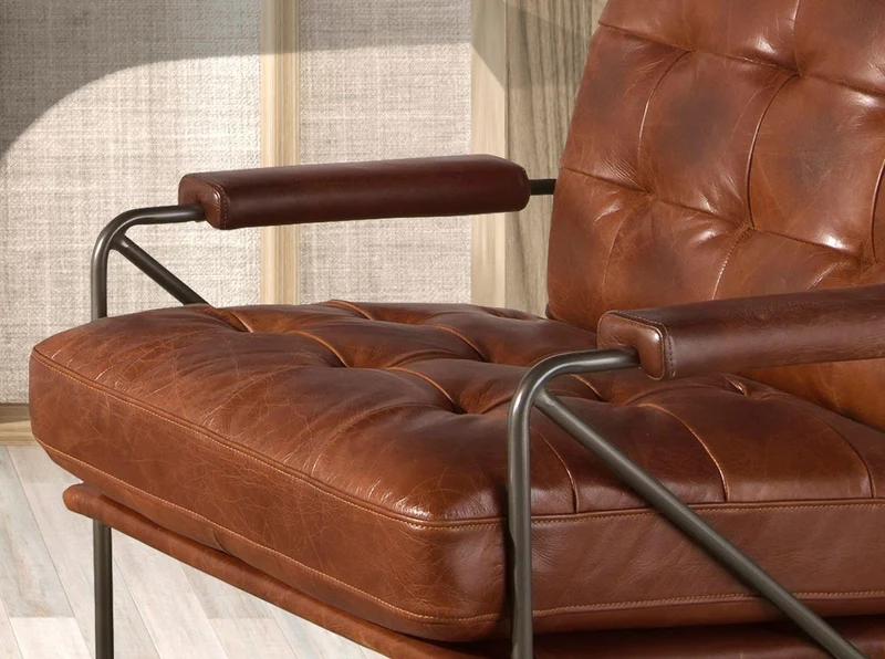 Angel Cerdá – Fauteuil Design Tapissé en Cuir Marron Cognac | Design Enveloppant et Confortable | Pieds en Acier Inoxydable Poli | Design Moderne pour Salon | 85 x 90 x 85 cm