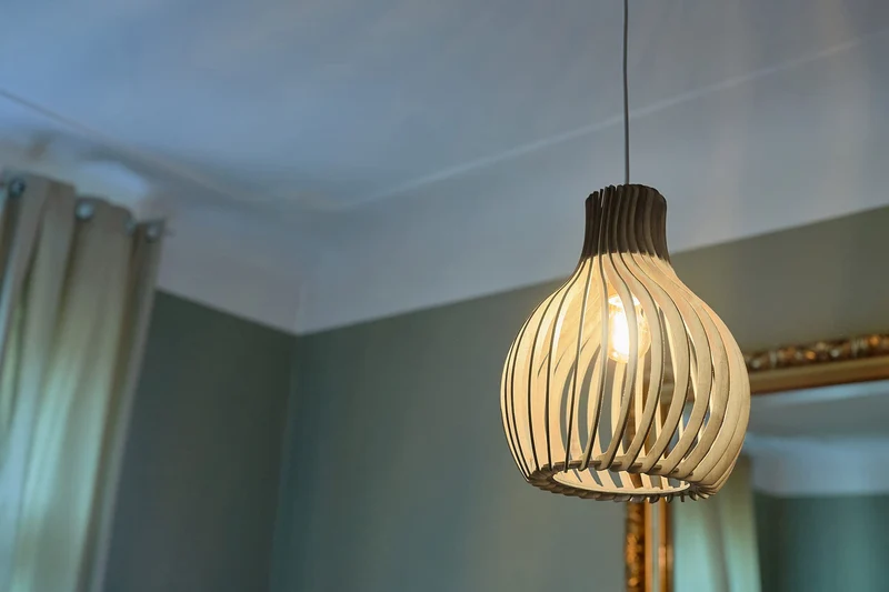 Opis PL2 clair – Lampe (Ø28cm) suspension en bois clair composée de pièces élégantes et incurvées