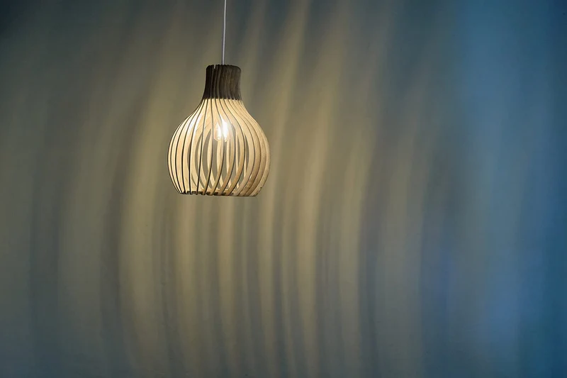 Opis PL2 clair – Lampe (Ø28cm) suspension en bois clair composée de pièces élégantes et incurvées