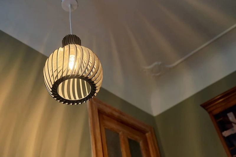 Opis PL2 clair – Lampe (Ø28cm) suspension en bois clair composée de pièces élégantes et incurvées